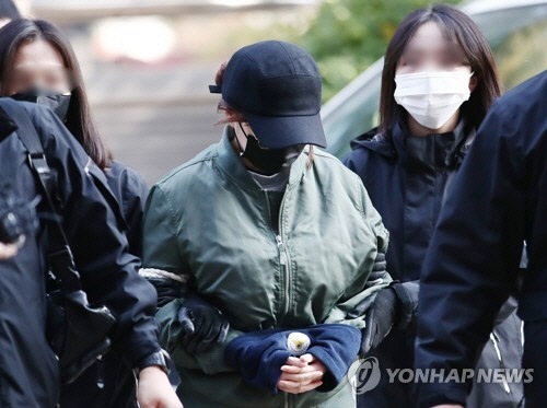 보험금을 노리고 화학 액체를 먹여 어머니를 살해한 혐의를 받는 30대 여성이 11일 구속 전 피의자 심문(영장실질심사)을 받기 위해 인천시 미추홀구 인천지법으로 들어서고 있다.  연합뉴스